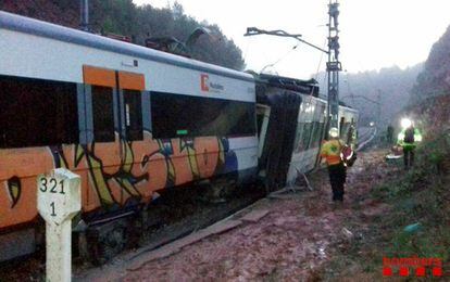 Imatge del Twitter dels Bombers durant les revisions dels sis vagons descarrilats del tren de Rodalies de la línia R4.
