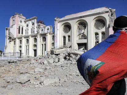 Un haitiano mira las ruinas del Palacio presidencial en Puerto Príncipe, en los días posteriores al seísmo que devastó al país en 2010.
