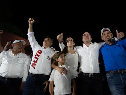 Jesús Zambrano, Alejandro Moreno, Manolo Jiménez con su esposa e hijo y Marko Cortés, festejan en Saltillo (Estado de Coahuila), este domingo.