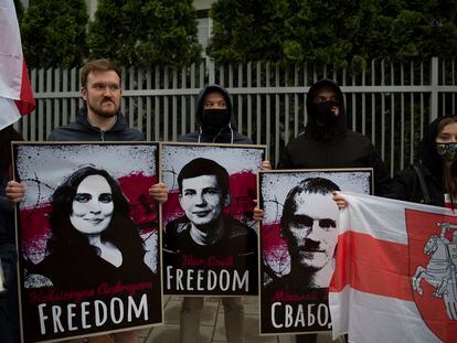 Protesta en la embajada bielorrusa en Varsovia por la liberación de los presos políticos detenidos en Bielorrusia.