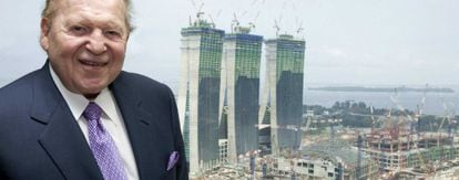 Sheldon Adelson, en 2009 frente a las obras de su de casino en Singapur.