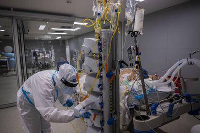 Un sanitario trabaja en la unidad de cuidados intensivos del nuevo Hospital Enfermera Isabel Zendal de Madrid.