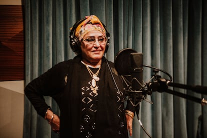 La cantante amazigh Rkiya Talbensirt durante un momento de la grabación del recopilatorio 'Ruais. Un viaje al universo de los poetas cantantes itinerantes'.