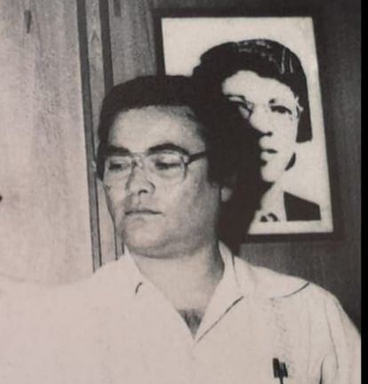Elías Barahona, en primer plano. Detrás, un retrato del periodista ‘Maco’ Cacao, asesinado por los militares en 1980.