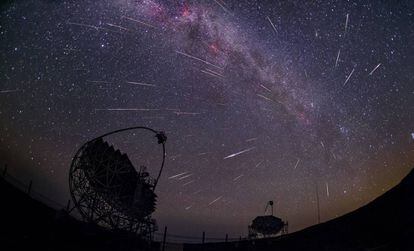 Las dos antenas de MAGIC, durante la lluvia de Perseidas en 2016.