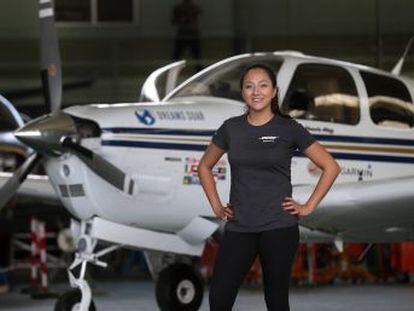 Shaesta Waiz, primera piloto mujer de Afganistán, viajará por 19 países en un monomotor para ofrecer becas de formación a niñas y mujeres