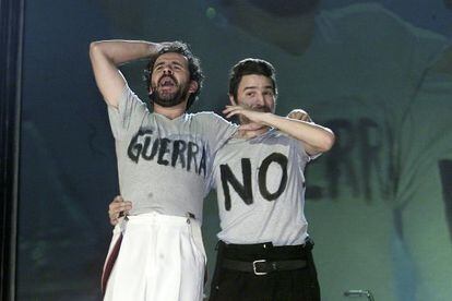 Guillermo Toledo (izquierda) y Alberto San Juan, presentadores de la gala de los Goya de 2003, con unas camisetas con el mensaje &quot;Guerra no&quot;.