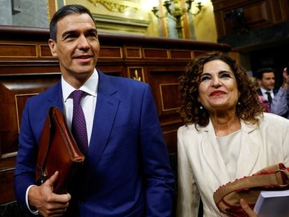 El presidente de Gobierno, Pedro Sánchez camina con la ministra de Hacienda y Función Pública en Funciones, María Jesús Montero, el 16 de noviembre, 2023.