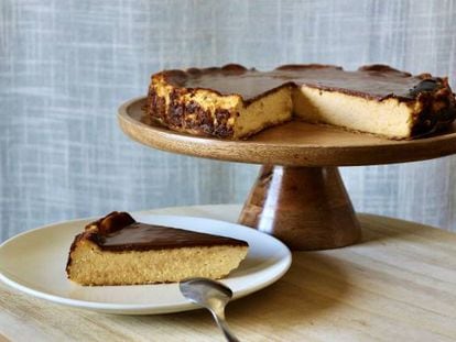 Tarta de queso y calabaza asada con cobertura de chocolate