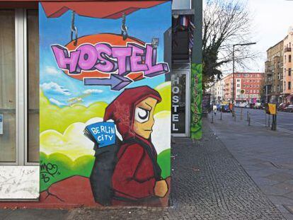 Arte urbano en un hostal de Schlesische Strasse, en el barrio de Kreuzberg, Berl&iacute;n. 