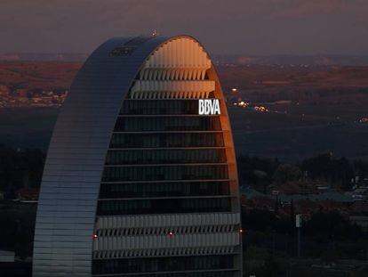 Edificio del BBVA, conocido como La Vela, en Madrid.