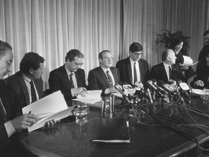 Un momento de la hist&oacute;rica firma del Pacto de Ajuria Enea en enero de 1988. De izquierda a derecha, Alfredo Marco Tabar (CDS), I&ntilde;aki Oliveri (Eusko Alkartasuna), Txiki Benegas (PSOE), el lehendakari Jos&eacute; Antonio Ardanza (PNV); Kepa Aulestia (Euskadiko Eskerra), Xabier Arzalluz (PNV) y Julen Guim&oacute;n (Coalici&oacute;n Popular).