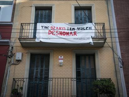 Una pancarta en un balcón del Clot, en Barcelona.