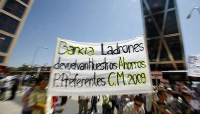 Protesta de la asociación de consumidores Adicae frente a la sede de Bankia por las participaciones preferentes, en Madrid.