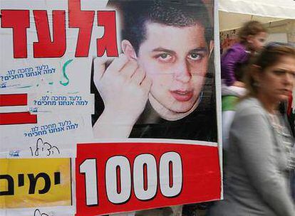 Uno de los carteles colocados en la tienda de campaña que la famlia Shalit instaló ante la residencia del primer ministro israelí en Jerusalén para pedir la liberación del soldado