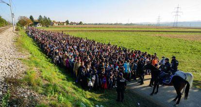 Policías frente a los emigrantes que acababan de cruzar la frontera entre Croacia y Eslovenia, en octubre de 2015.