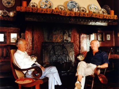 Julio Caro Baroja (a la izquierda), con su hermano Pío, ante la chimenea de Itzea en una fotografía sin datar.