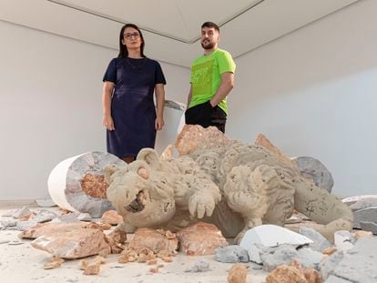 Nuria Enguita, directora del IVAM, y el escultor Guillermo Ros, en la exposición 'Un ejercicio de violencia'.