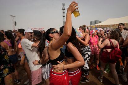 Deux filles s'embrassent lors d'une soirée Pride dans le cadre des événements annuels de la Semaine de la fierté à Tel Aviv, Israël, le vendredi 9 juin 2023.
