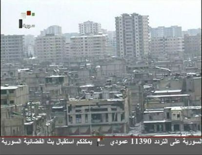 Imágenes transmitidas hoy por la televisión siria que muestra la destrucción de varios edificios en el distrito de Bab Amro, en Homs.