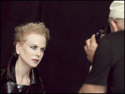 Nicole Kidman y  Peter Lindbergh en un momento de la sesión de fotos. A la actriz y al fotógrafo les une una larga amistad desde hace más de 10 años, desde la primera vez en que trabajaron juntos en una sesión de fotos de Nueva York. Hoy el alemán ha retratado incluso a sus hijas, como recordó Kidman este lunes en su encuentro con la prensa en París.