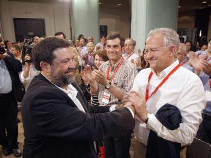 Francisco Caama&ntilde;o, a la izquierda, se saluda con el diputado Jos&eacute; Luis M&eacute;ndez Romeu ayer en el congreso.
