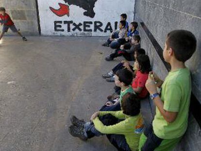 Un grupo de escolares juega a la pelota en el front&oacute;n de Elorrio (Bizkaia).