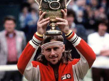 Bjorn Borg levanta su cuarta copa en 1979.