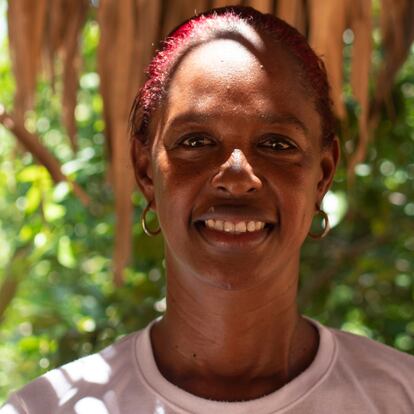 Luz Nelly Camacho da clases a sus estudiantes al aire libre en una pequeña comunidad rural en María La Baja después de verse desplazada varias veces por la violencia de los grupos armados ilegales que azotan el departamento de Bolívar, en el Caribe colombiano.
