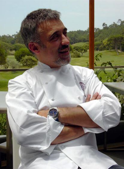 El 'chef' catalán Sergi Arola en la terraza de su restaurante en el Hotel Penha Longa de Sintra, Portugal