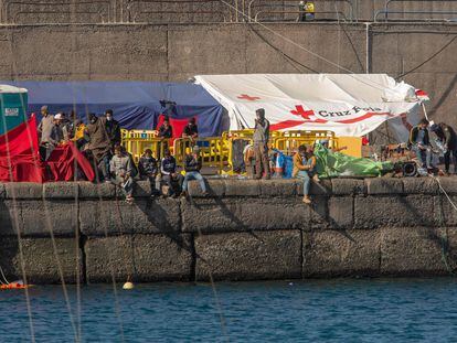 Un grupo de migrantes recién rescatados permanecen este viernes en el puerto de Arguineguín, en Gran Canaria.