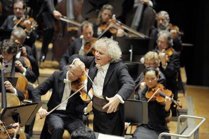 Según Rattle, él heredó una orquesta para la élite y ahora la Filarmónica de Berlín “es realmente parte de la ciudad”.