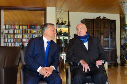 El primer ministro húngaro, Viktor Orbán, y el excanciller Helmut Kohl, en la casa de este en Ludwigshafen (Alemania), el 19 de abril.