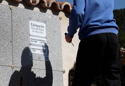 Los fusilados recuperados de una fosa común yacen ahora en el cementerio de Cuevas del Valle con una lápida con su nombre y apellidos.