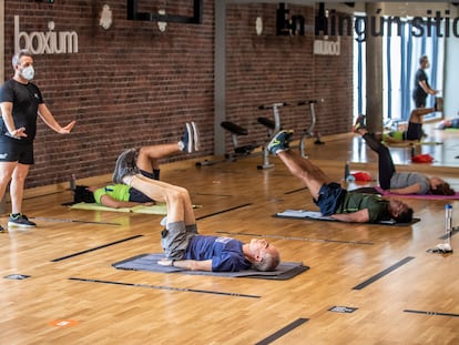 Clase de yoga en un gimnasio madrileño.