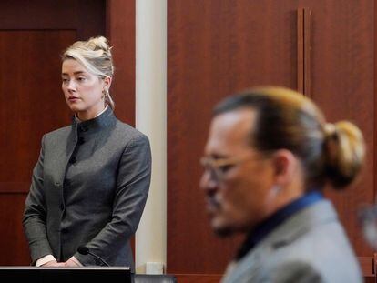 Amber Heard y Johnny Depp, en un momento de la sesión del lunes en la demanda que los enfrenta en Fairfax, Virginia (Estados Unidos).