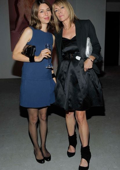  

	Kim Gordon y Sofia Coppola. El diseñador siempre se rodea de lo mejor. Además de su gran amiga Sofia Coppola, invitó a Kim Gordon, integrante de Sonic Youth.