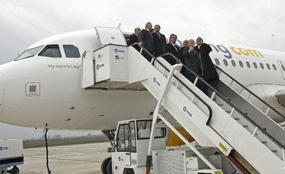 Momento en que la comitiva oficial, encabezada por el presidente catalán, José Montilla, desciende por la escalera del Airbus 320 que ha inaugurado oficialmente el aeropuerto de Lleida-Alguaire, el primero promovido y contruido por la Generalitat catalana.