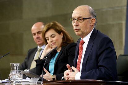 El ministro de Hacienda, tras el Consejo junto a Santamaría y Guindos.