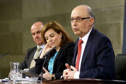 El ministro de Hacienda, tras el Consejo junto a Santamar&iacute;a y Guindos.