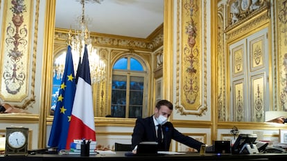 Macron, en su despacho, durante una conversación telefónica con el entonces presidente electo de Estados Unidos, Joe Biden, en noviembre de 2020.