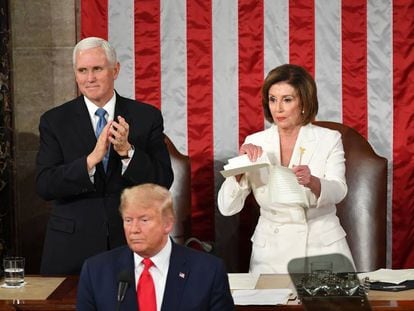 La presidenta del Congreso, Nancy Pelosi, rasga una copia del discurso de Trump del estado de la Unión.