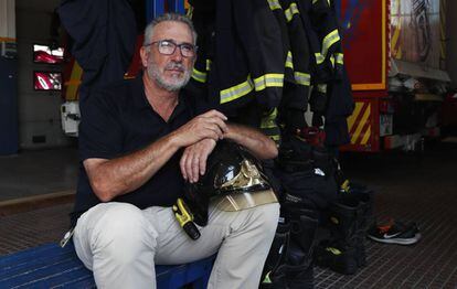 Juan Redondo, en el parque de bomberos de Santa María de la Cabeza.