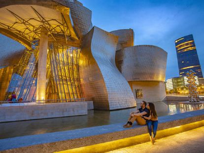 El Museo Guggenheim de Bilbao, obra de Frank Gehry, y la escultura 'El gran árbol y el ojo', de Anish Kapoor.