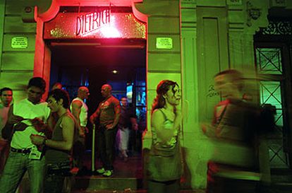 Locales de moda del Gayxample barcelonés: entrada del club Dietrich.