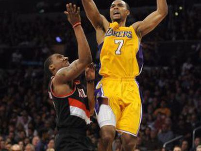 Sessions, de los Lakers, lanza a canasta ante Smith, de los Blazers.