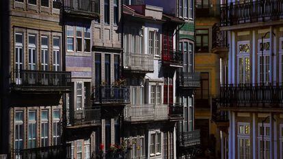 Fachadas en la peatonal Rua das Flores, una de las calles más animadas del centro histórico de Oporto.