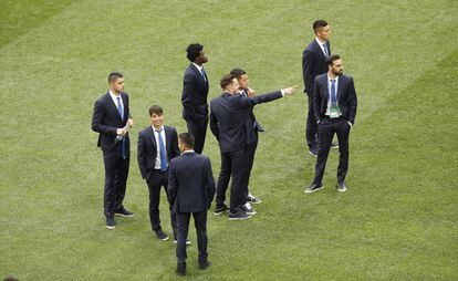 Jugadores del Atlético de Madrid pisan el césped del estadio San Siro.
