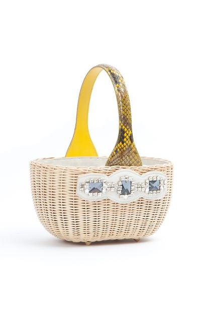 Paul Ka ha creado dentro de su colección para este otoño este bolso-cesta de mimbre con asa en piel amarilla. (580 euros)