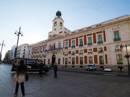 Transeúntes caminan por la Puerta del Sol, en Madrid (España).